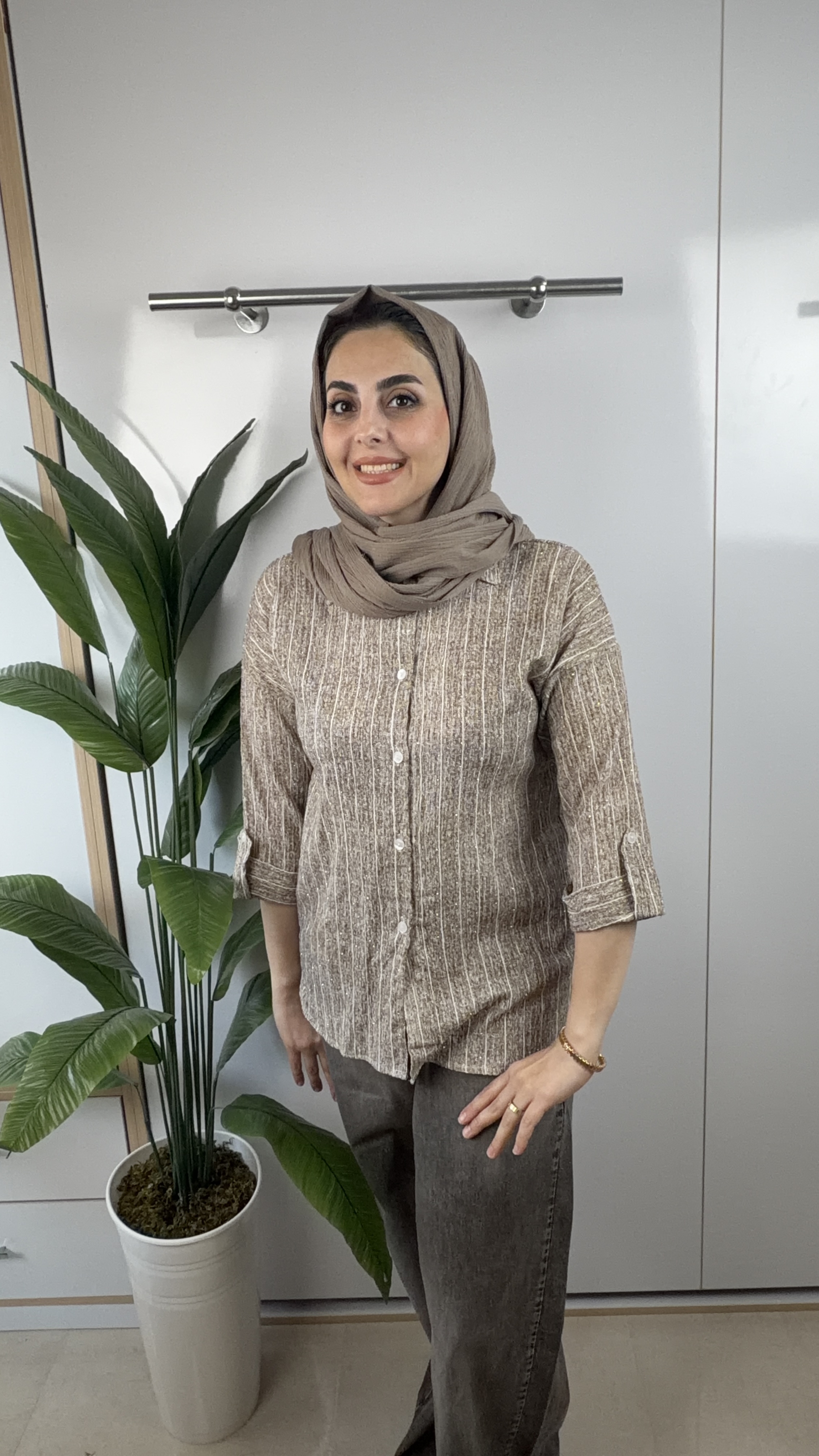 شومیز نگین‌دار با جنس کراش گازوئیلی آستین پاگون‌دار